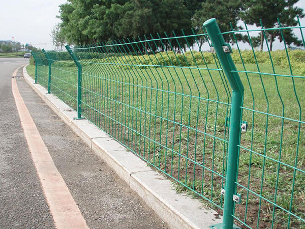  刺丝护栏网多少钱一平