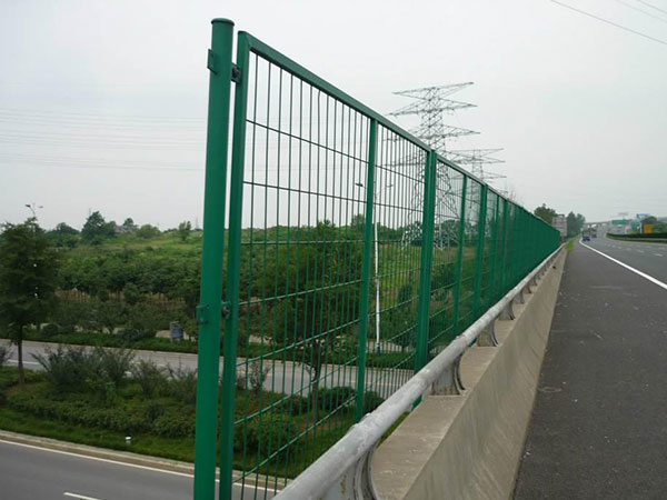  圈地用护栏网多少钱一平米