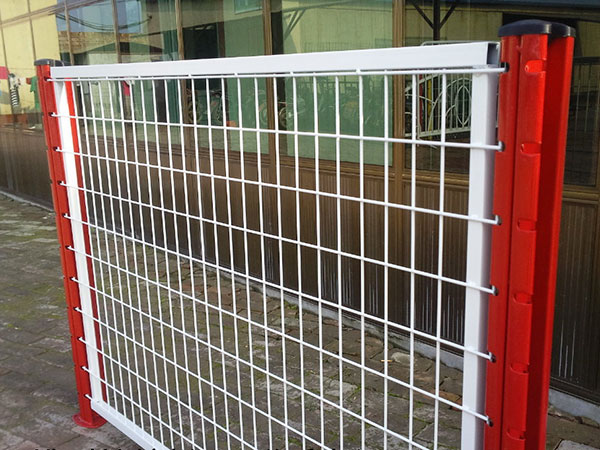  蓝球场护栏网厂家